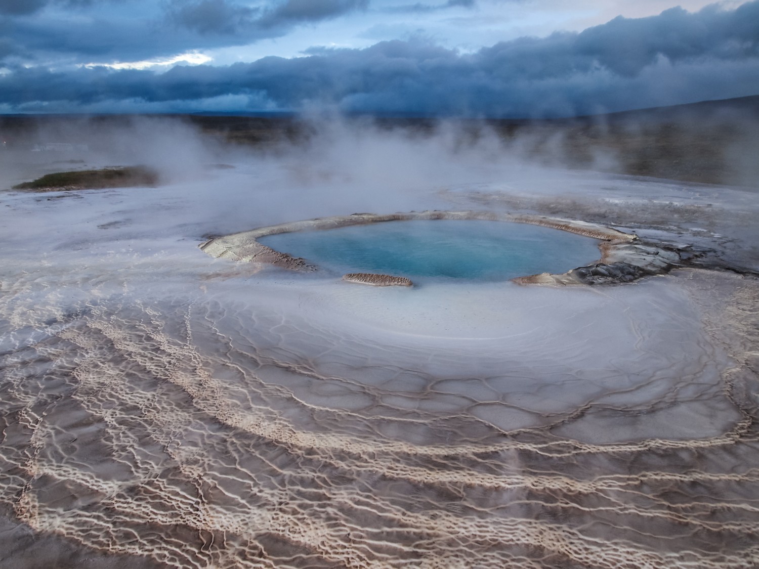 Image 2 pour The origins of life... : <p>The conditions that prevail in this geothermal pool, with its frequent variations in water level and temperature, may be similar to those that allowed life to develop.</p><h6>©bozulek - stock.adobe.com</h6>