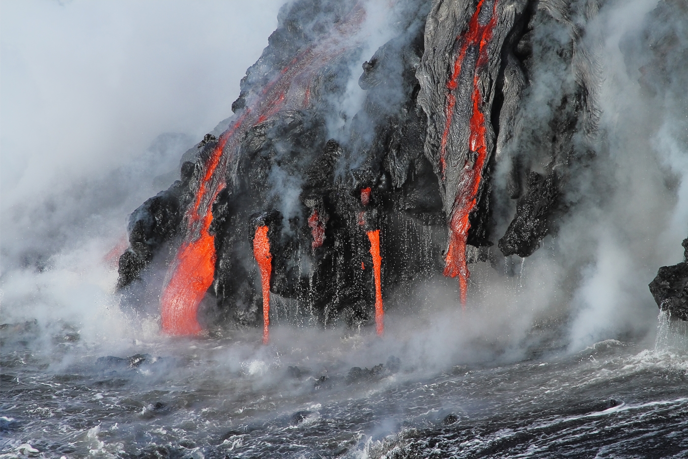 Image 1 pour Rain alert! : <p>This image illustrates how liquid water can meet rocky magma.</p><h6>©alphadogdesign - stock.adobe.com</h6>