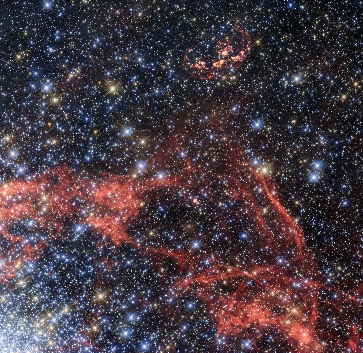Image 1 pour A wide star colour palette : <p>This composite image reveals the star cluster NGC 1850 in the lower left-hand corner: their bluish or reddish hue indicates their surface temperature.</p><h6>©NASA, ESA, H.-Y. Chu (Academia Sinica, Taipei)</h6>